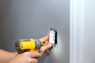 Yeniden yapılanma sırasında evdeki prizde bir elektrikçi yer değiştirdi