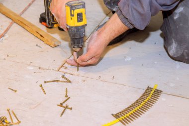 Hasarlı kontrplak döşemelerin tamiri sırasında değiştirilmesi gerekiyor.