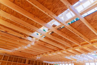 Yeni ahşap kiriş çerçeveli ve tahta eklemli ev inşaatı devam ediyor