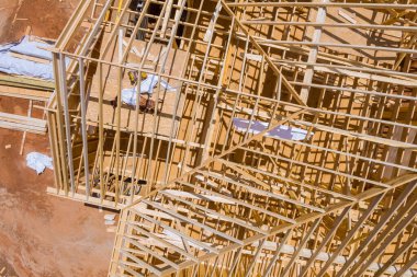 İnşaat evinin altından ahşap çatı kirişi çerçeve kurulumu