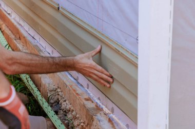 Bu, yeni ev cephesi inşaatı sırasında vinil PVC kaplama montajı için kullanışlı bir işlem.