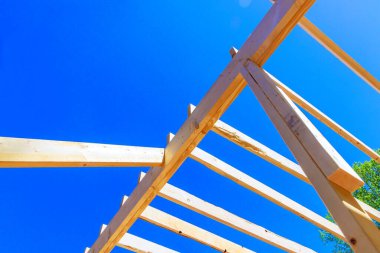 Ev inşaatının tadilatı sırasında, çerçeve kirişleri ahşap kirişler yerleştirildi