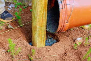 Yeni yapılmış kerestelerin beton dökülmesi ahşap çit direkleri