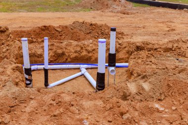 Yeni evin temellerine beton dökmeden önce yeraltı su boruları döşenecek.