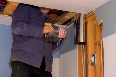 Ev yeniden inşa edildiğinde, havalandırma havalandırma sistemi her odaya kurulur