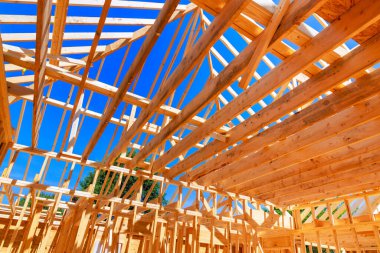 Çerçeve için kirişler, kirişler ve kirişler kullanarak ahşap çatı kirişleri inşa eder.