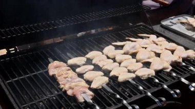 Kömürde ızgara tavuk kanadı Amerikan mutfağıdır.