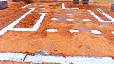 İnşaat alanına beton bloklar ve temel beton bloklar monte edilmeye hazır.