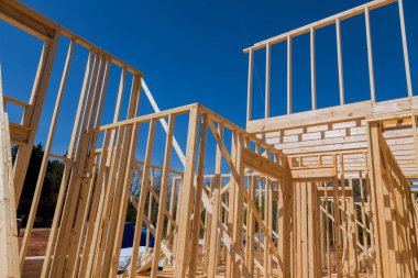 Yeni ev, duvar, çerçeve kirişleri, kirişler inşa edilirken.