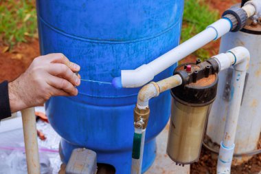 Ev su kaynağı için kuyu sistemine bağlanıyor.