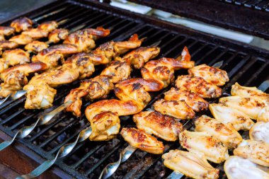 Kömürde ızgara tavuk kanadı Amerikan mutfağıdır.