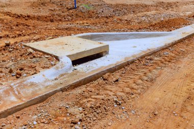 Fırtına suyu drenajı için kullanılan beton hendek tepsileri yol yapımından önce drenaj kanalı olarak kullanıldı.