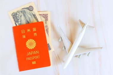 Uçakta, Japon pasaportu Japon nakit parası taşınır.