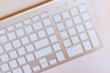 Açık bilgisayar klavyesinde boş tuşlar var, herhangi bir yazı olmadan beyaz