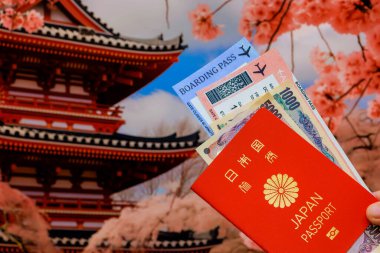 Japon Yen 'i, Japon pasaportu, Japon eski evinin arka planındaki biletler turistte.