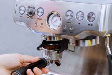 Profesyonel espresso makinesinde sade kahve yapmak.