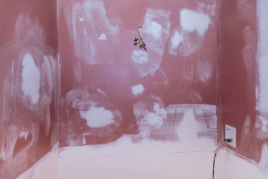 Evdeki hasarlı duvarları onları bağlayarak onarıyoruz.