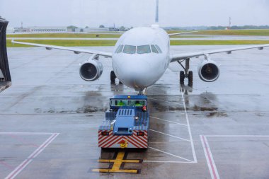 Kalkış için hazırlıklar, yağmurlu havalarda terminal kapılarından dışarı atılır.
