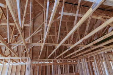 Ahşap çerçeveli ev inşaat sürecinde destek kirişleriyle inşa ediliyor