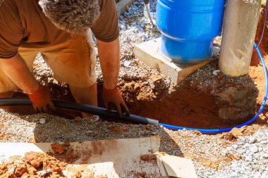 Tesisat teknisyeni kurmadan önce su pvc borularına termal yalıtım uyguladı.