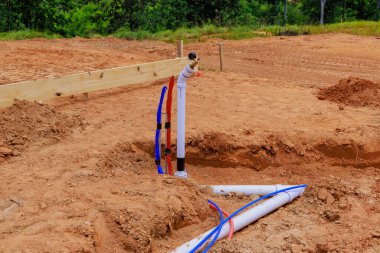 Yeraltı su boruları döşenirken yeni evin temellerine beton dökmeden önce