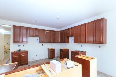 Ev geliştirme projesi kapsamında yeni mutfak dolabı monte ediliyor