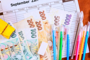 Okula hazırlanmak için, Çek Korunası 'nın pahalı okul malzemeleri alması gerekiyor..
