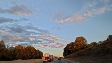 28 Haziran 2024 I-95 Güney Carolina ABD arabası Güney Carolina 95 numaralı otoyolda ilerliyor.