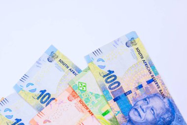 Güney Afrika Ulusal Bankası tarafından yayınlanan çeşitli banknotlar rantlarda yer almaktadır