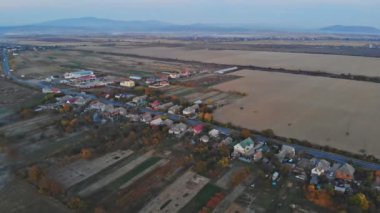Güzel sonbahar manzarasının panoramik manzarası Ukrayna Karpatlarının yüksekliğinden sonbahar tarlaları