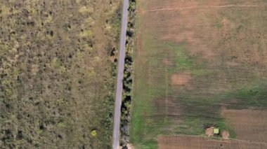 Ukrayna Karpatlarının yüksekliğinden, sonbahar manzarasındaki güzel sonbahar tarlalarının panoramik manzarası