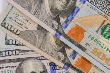 100 dolarlık kağıt banknotta Benjamin Franklin imzası var.