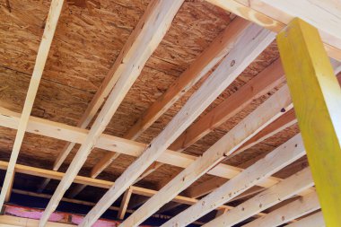 Yeni ev inşa edilirken ahşap çerçeve kirişleri çatı kirişlerini çerçevelemek için kullanılır