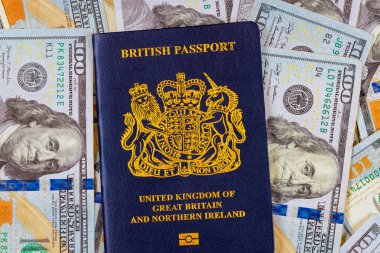 Yeni biyometrik İngiliz pasaportunda, Amerikan doları banknotları Amerika Birleşik Devletleri arasındaki transatlantik ilişkiyi sembolize etmektedir.