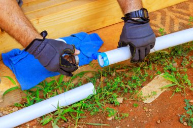 Müteahhit yapıştırıcı yüklüyor, su dağıtım sistemi için plastik PVC borular