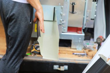 Bükme makinesi kullanılarak, ince metal yağmur olukları eğilmiş olabilir
