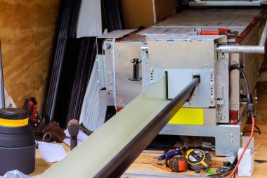 Otomatik bükme makinesi ince metalden yapılmış yağmur oluklarını bükmek için kullanılır.