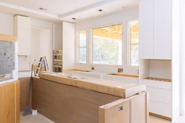 Ev geliştirme projesi kapsamında yeni mutfak dolabı oluşturuluyor