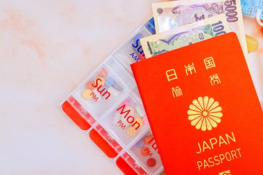 Japonya 'da sağlık hizmeti pahalıdır. Japon pasaportunun yanı sıra ilaç kapsülleri de gerektirir.