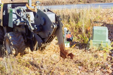 Trencher kablo traktörü fiber optik kabloları yerleştirmek için kullanılır