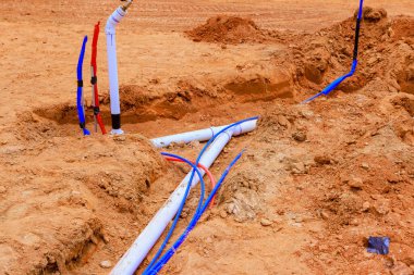 Yeni ev için beton döşemeden önce yeraltı su boruları döşemek gerekiyor.