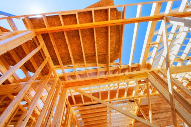 Yeni ev için ahşap kirişler, direkler, kirişler ile inşaat sahasında