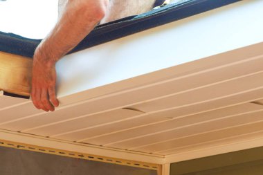 Tahta köşe çerçevesinin çevresine ahşap hasara karşı koruyucu tedbir olarak alüminyum kompozit panel fasyası yerleştirilir.