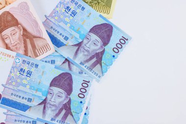 Güney Kore won 'u Kore Ulusal Bankası tarafından çeşitli banknotlar halinde nakit olarak verilir.