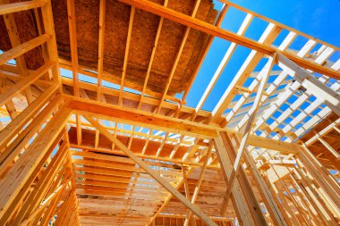 Ahşap kirişler ve kirişlerle inşa edilen yeni ev için çerçeve