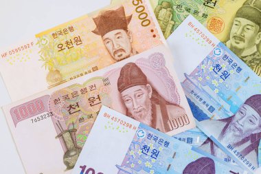 Kore Ulusal Bankası, Güney Kore 'nin kazandığı çeşitli banknotları nakit olarak piyasaya sürdü.