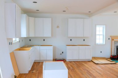 Özel mutfak dolaplarının montajı yeni evin inşaatı sırasında yapılır