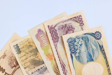 Japon Yen banknotlarının çeşitli banknotları Japon Ulusal Bankası Nippon Ginko tarafından yayınlanmıştır.