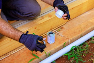 Tesisatçı su hattı döşeme sırasında plastik PVC su sistemini yapıştırdı