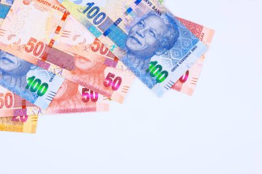 Güney Afrika Ulusal Bankası tarafından çeşitli banknotlar rantlarda yayınlanır